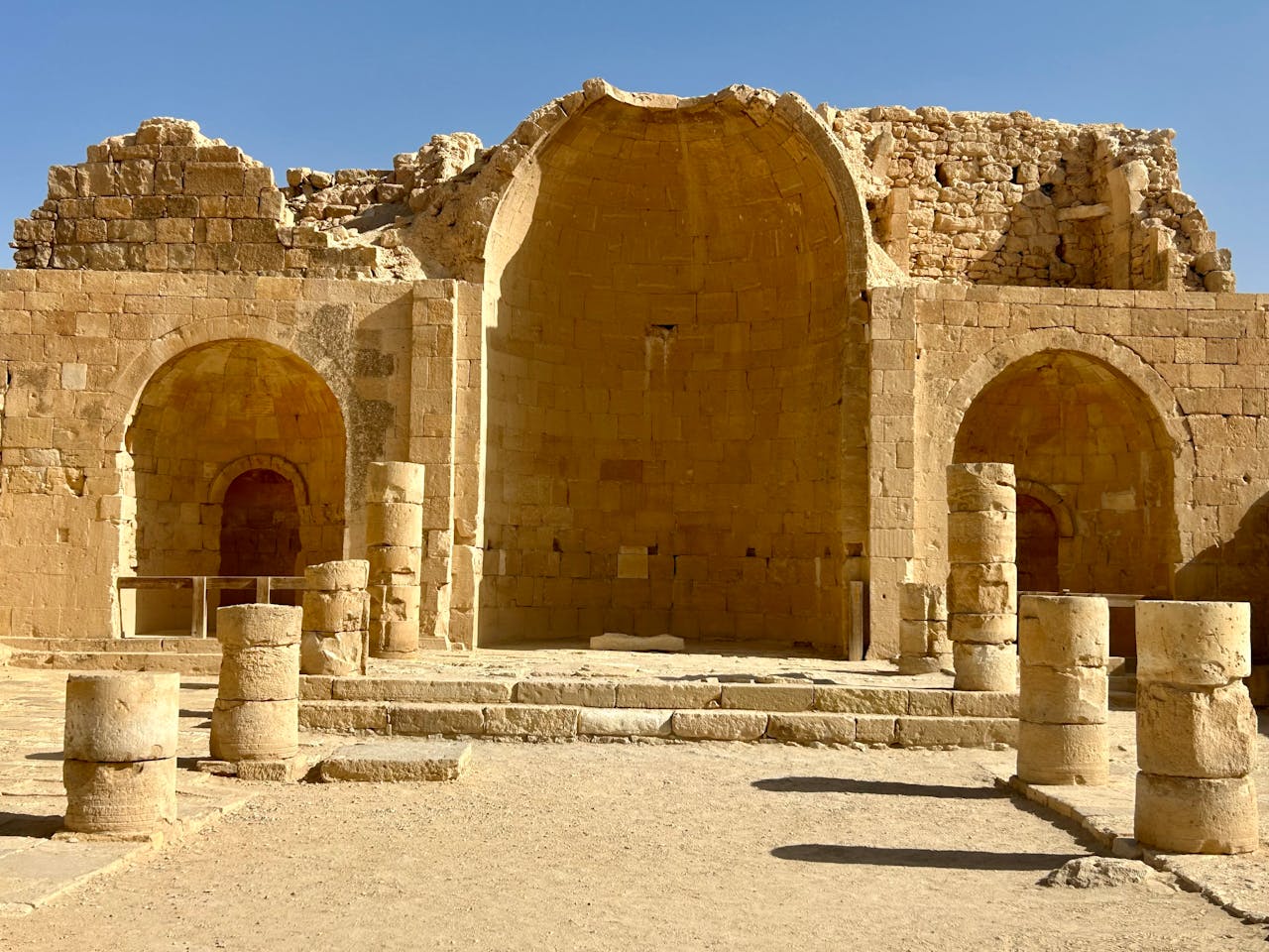 Sitio Patrimonio de la Humanidad Qal'at al-Bahrain de la UNESCO al atardecer, con las murallas del fuerte portugués y las capas arqueológicas visibles